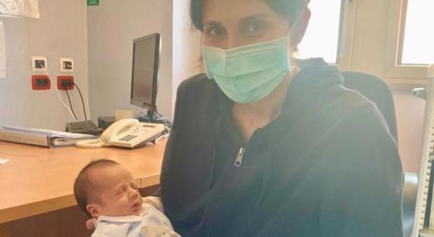 Maria Cristina Sparagno, 38 anni, oculista, con il suo piccolo Lorenzo a dieci giorni dal parto, Roma