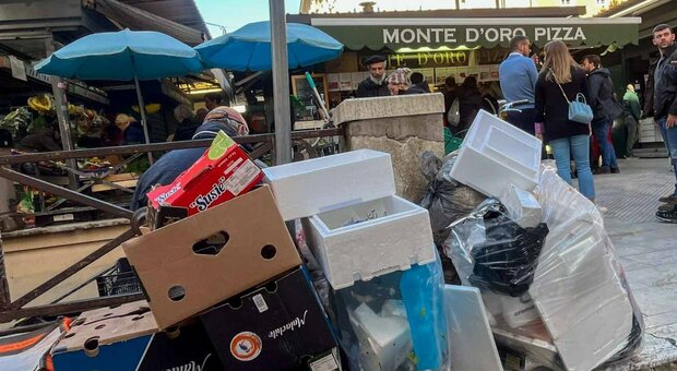 Roma, «rifiuti davanti ai locali: le ditte non li ritirano»: la denuncia del Centro storico