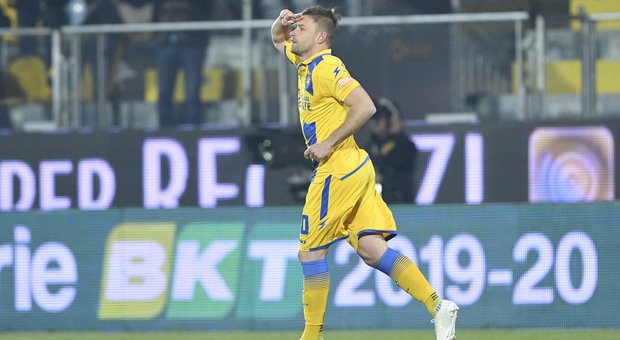 Federico Dionisi dopo il gol al Pordenone (foto Lapresse)