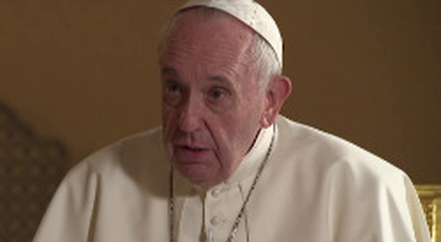 Famiglie gay, Chiesa divisa: Vaticano nella bufera per l'evidente censura alle parole del Papa