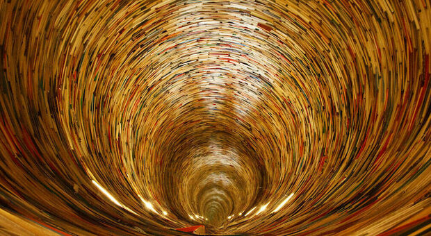 Quella torre di libri a Praga che sembra un sogno (infinito) di Borges