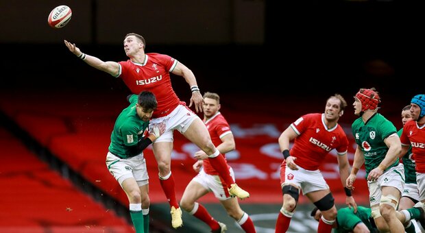 Rugby, il Galles risorge e in 15 contro 14 per 65 minuti supera a fatica l'Irlanda
