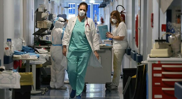 Roma, cluster negli ospedali: medici in quarantena, reparti a rischio blocco