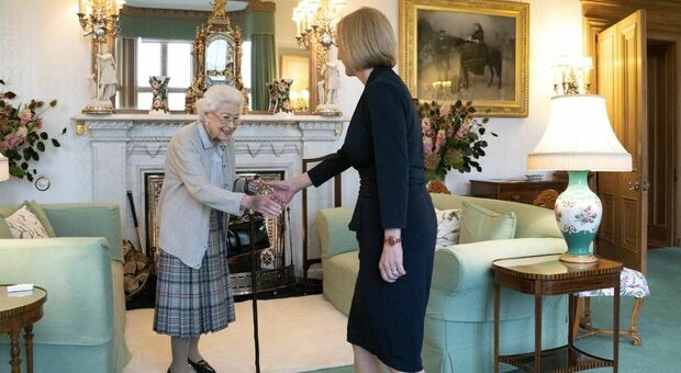 Regina Elisabetta, la prima foto a Balmoral con la nuova premier britannica Truss