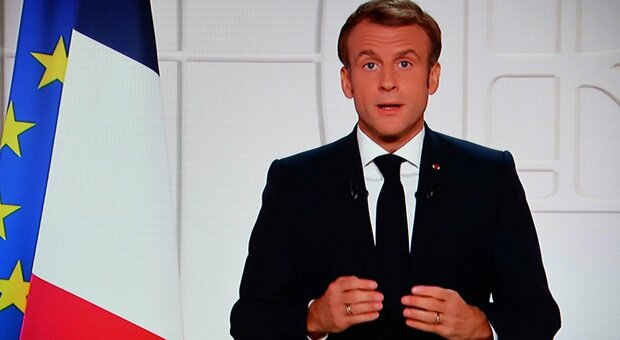 Francia, Macron: «Green pass rinnovato agli over 65 solo con terza dose»