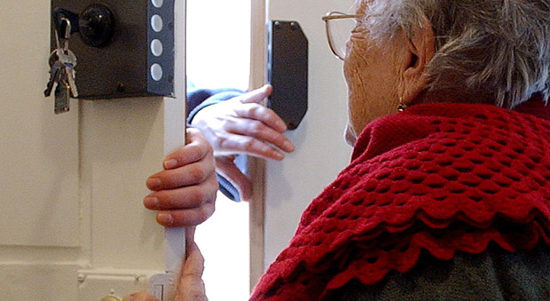 Gabicce, finta impiegata Inps ruba i gioielli di un'anziana