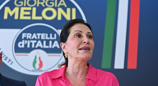 Daniela Santanchè batte Carlo Cottarelli ed è eletta in Senato: chi è l'imprenditrice sodale di Giorgia Meloni che è stata anche candidata premier