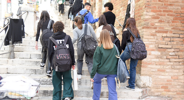 Terremoto 5.7 nelle Marche: scuole chiuse ad Ancona, Pesaro, Senigallia e Fano. Sospeso anche il traffico ferroviario