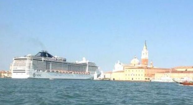 Venezia, nave da crociera sfiora piazza San Marco: il pericoloso inchino dello scorso agosto