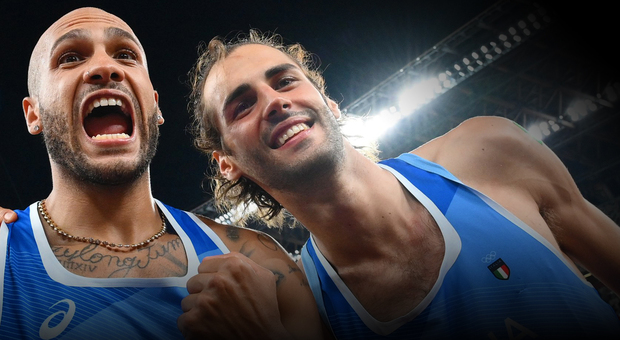 Gli eroi olimpionici di Tokio, Marcell Jacobs, oro nei 100 metri, e Gianmarco Tamberi, primo nel salto in alto, esultano dopo la vittoria per l'Italia