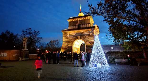 Il Natale arriva a Ponte Milvio: inaugurato l'albero di fronte alla storica torretta Valadier