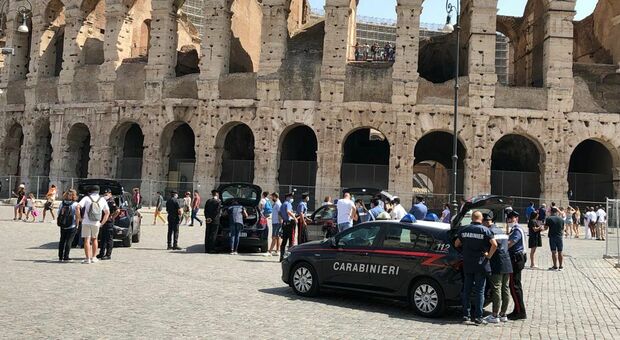 Colosseo, caos bagarini anche con l'ingresso gratuito: le truffe agli stranieri