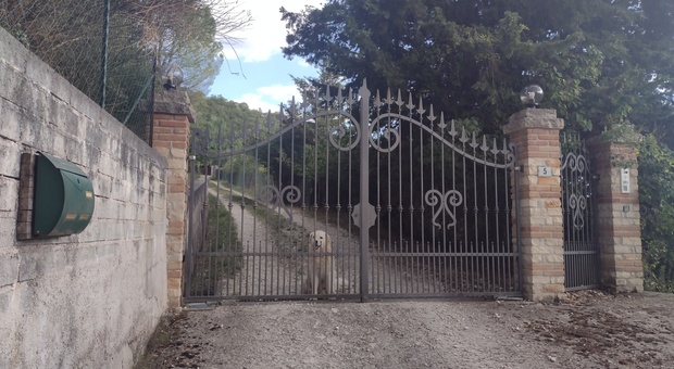 Il cancello d'ingresso della casa di Cerchiara dell'ex postina