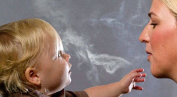 I pediatri: c'è anche il fumo di “terza mano” si deposita su abiti degli adulti