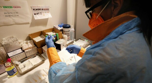 Omicron, Moderna pronta a testare le prime dosi del vaccino contro la variante