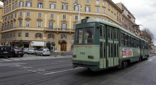 Roma, i tram dimezzano le corse: guasti e linee da riparare. Quaranta mezzi stanno per compiere 75 anni
