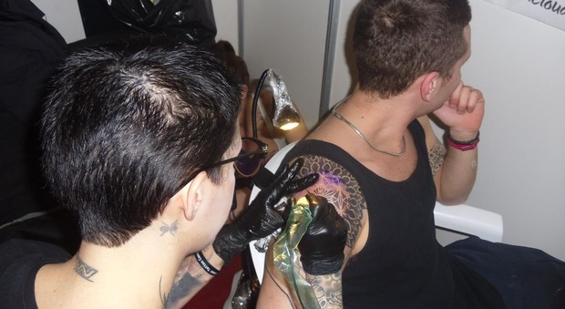 Tatuaggi, allarme del Ministero per inchiostro tossico: lo importava un'azienda pontina