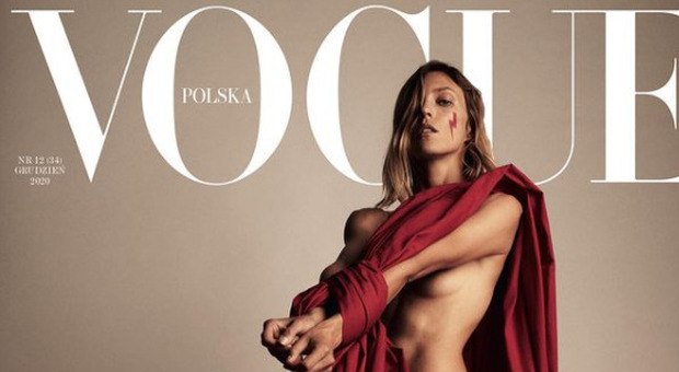 Aborto, Vogue Polonia contro il divieto: in copertina la modella con mani legate e un fulmine rosso sangue