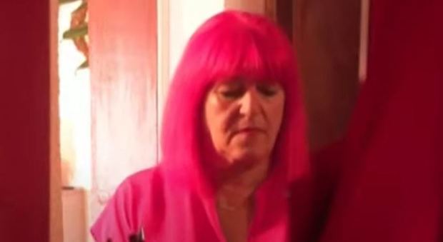 La signora in rosso: da 40 anni veste solo di quel colore scelto anche per capelli, casa, mobili e tomba Video