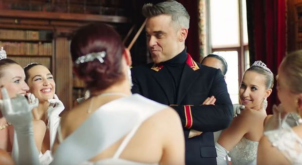 Robbie Williams nel video del singolo Party Like a Russian