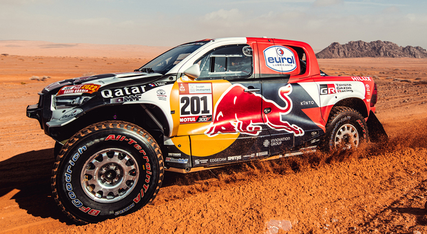 Il Toyota Hilux pick up di Nasser Al-Attiyah impegnato in una tappa della Dakar