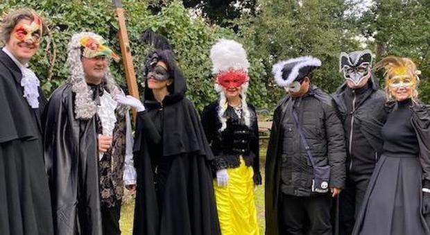 Carnevale da vip, feste in maschera nella casa-giardino di Anna Fendi
