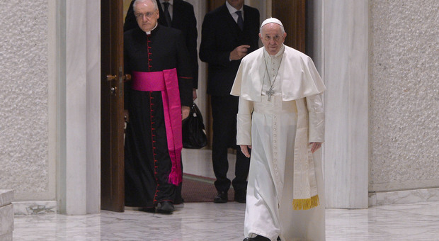Omicron, il Papa annulla la visita al presepe di San Pietro: «Evitiamo gli assembramenti»