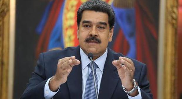 Il presidente Maduro si insedia per un secondo mandato: centinaia di militari presidiano Caracas