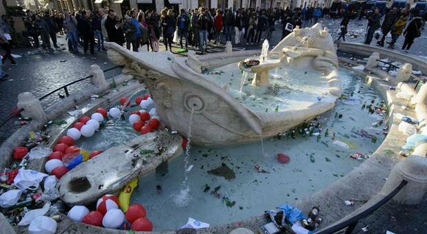 La fontana della Barcaccia vandalizzata dai tifosi del Feyenoord