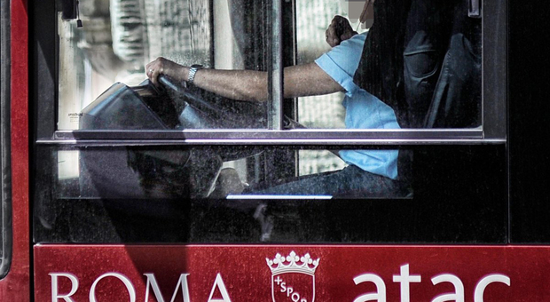 Roma, accende sigaretta sul bus: passeggero lo rimprovera e lui lo accoltella, arrestato