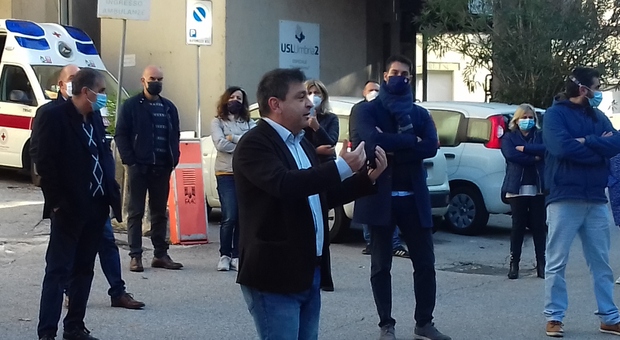 Il sindaco De Rebotti arringa la folla davanti all'Ospedale