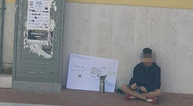 Clima, Fridays for future: bambino manifesta da solo in piazza. Il sindaco: «È il mio eroe»