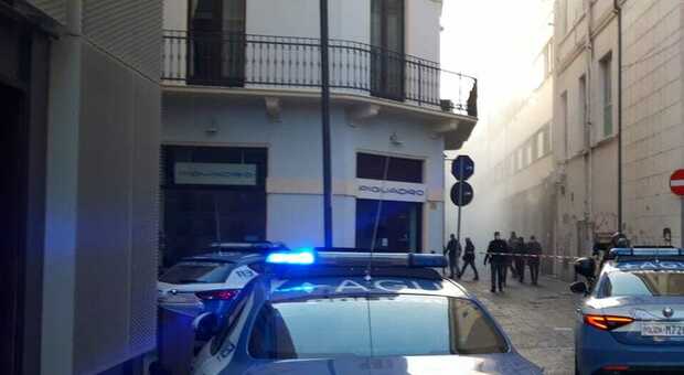 Rogo nel centro di Pescara: colonna di fumo nero avvolge case, negozio e scuola. Venti famiglie evacuate