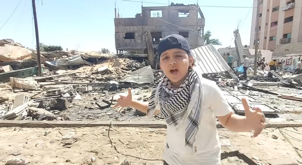 Gaza, rapper 12enne canta sulle macerie dei palazzi: oltre 4 milioni di visualizzazioni in pochi giorni