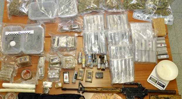 La droga e il fucile trovati dalla polizia