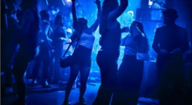 Spagna, ragazze punte da siringhe in discoteca: «Vertigini e vomito». Il mistero delle iniezioni nei luoghi della movida