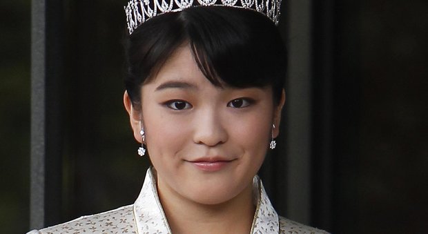 Giappone, rinuncia alla corona per amore ma ora Mako rinvia le nozze