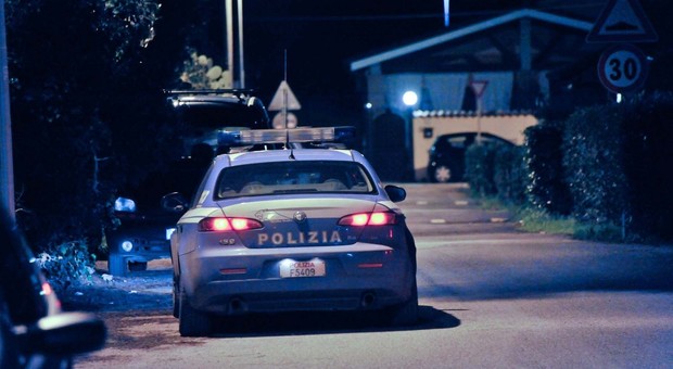 La polizia di Ostia durante un controllo