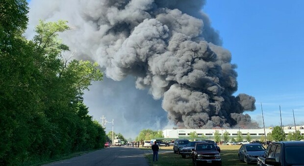 Illinois, esplosione nella centrale chimica: colonna di fumo tossico minaccia la città di Rockton, popolazione evacuata