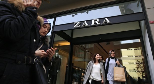 Zara, nei vestiti spuntano le etichette nascoste: «Non ci pagano, aiutateci»