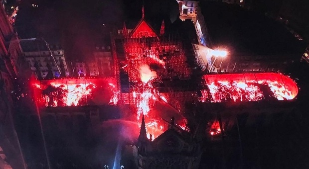 Parigi, grosso incendio a Notre-Dame: turisti in fuga dalla Cattedrale
