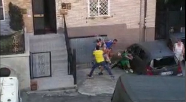 Sezze, ragazzi picchiano un romeno: «Lo hanno fatto per noia». La polizia: troppa omertà