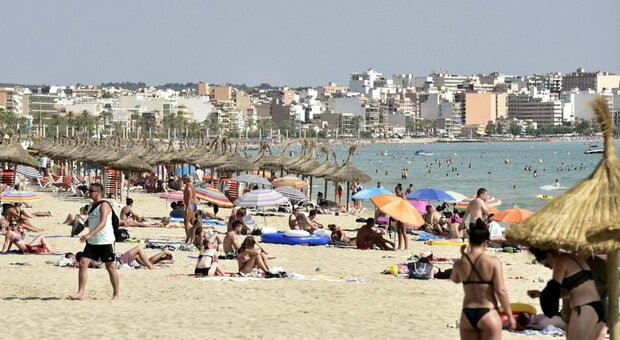 Covid, maxi-focolaio alle Baleari: 18enne ricoverato in terapia intensiva