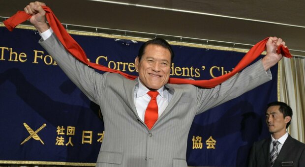 Antonio Inoki, morto il wrestler giapponese: aveva 79 anni. Il fisico, la tv e la politica