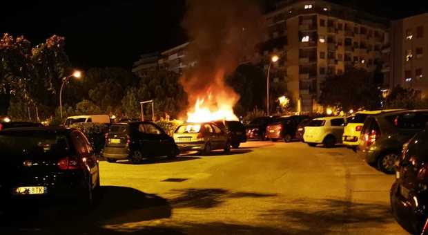 Movida violenta: bruciata l'auto di un buttafuori