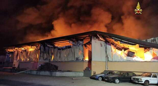 Pomezia, a fuoco un capannone industriale: nessun ferito ma deposito distrutto