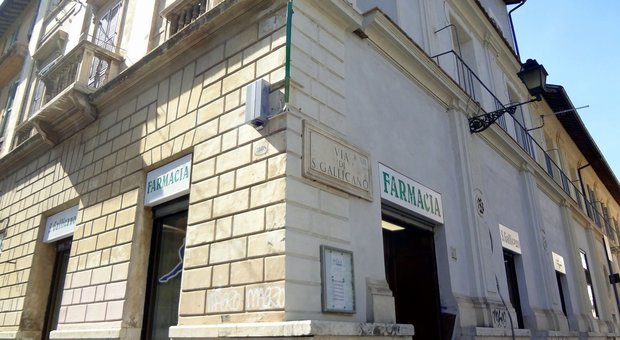 Roma, paura in una farmacia a Trastevere, entra e minaccia una dipendente: «Apri la cassa o ti accoltello»