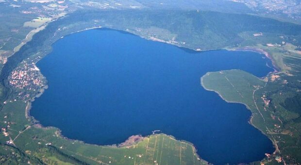 Una veduta del lago di Vico dall'alto