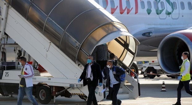 Migranti in Italia su jet privati e charter: in due giorni arrivati 500 stagionali su jet privati e charter: in due giorni arrivati 500 stagionali