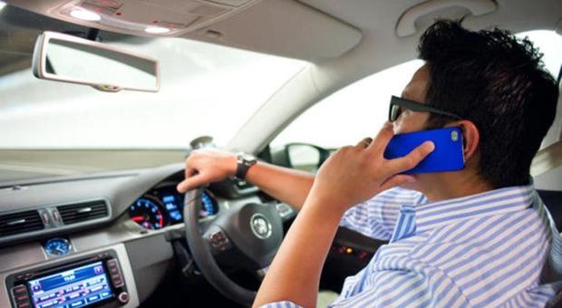 Nuovo codice della strada: patente ritirata due mesi a chi guida al telefono